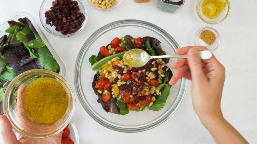 Schnelles Salatdressing: Honig-Senf-Dressing Rezept zum Selbermachen.