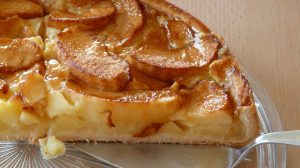 Gedeckter Apfelkuchen mit Zuckerguss