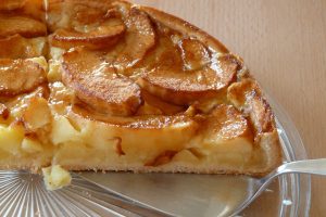 Gedeckter Apfelkuchen mit Zuckerguss