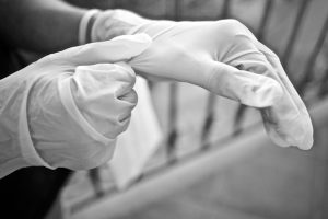 Handschutz mit Einmalhandschuhen