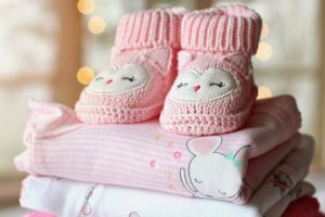 Schmutzige Babykleidung reinigen