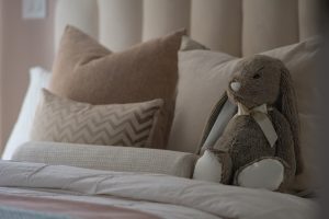 Richtig das Bett machen.