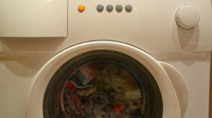 Stinkende Waschmaschine & müffelnde Wäsche vermeiden