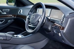 Ausgebleichtes Plastik im Auto neu aussehen lassen.
