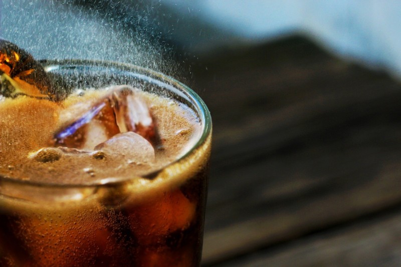 Verstopfte Rohre mit Cola reinigen