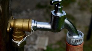 Wasserhahn im Garten installieren