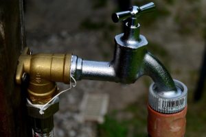 Wasserhahn im Garten installieren