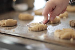 Plätzchen backen mit Kindern.